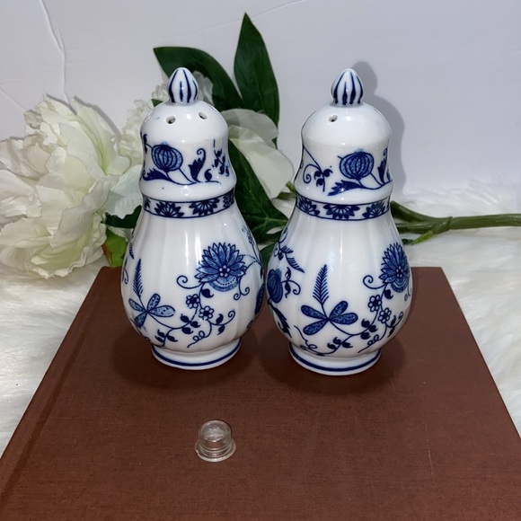 Vienna Woods blue onion salt & pepper shakers